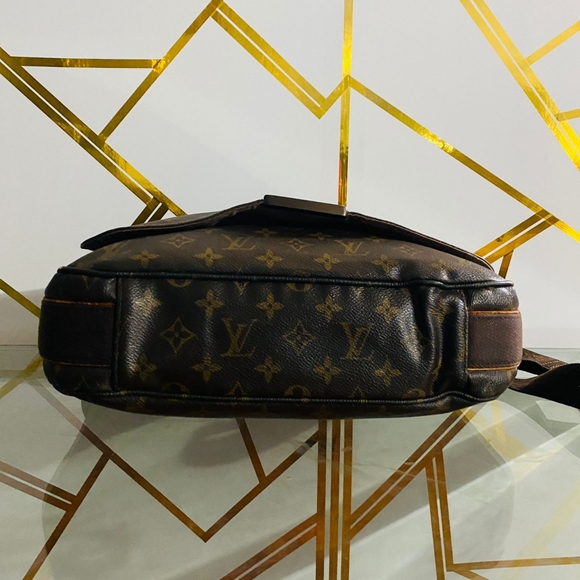 SOLD!!Authentic LV messenger monogram - Picture 4 of 11